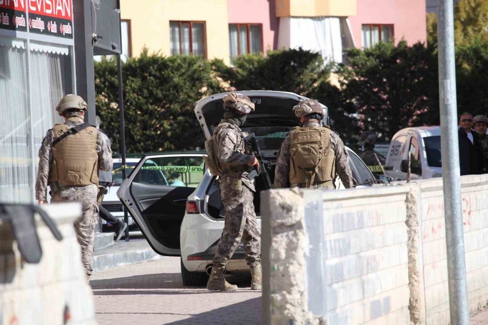 Kendisini eve kilitledi: Canlı yayın açtı, özel harekat polisine direndi