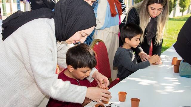 selcuk-universitesi-sobe-vakfi-ile-bitki-dikim-etkinligi-duzenledi-1-1.jpg