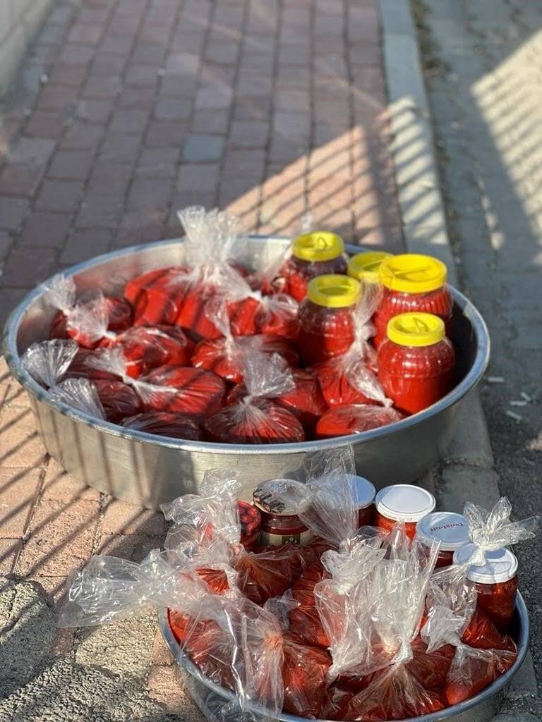 Karapınarlı gençlerden örnek davranış: Ürettikleri salçaları ihtiyaç sahiplerine dağıtıyorlar