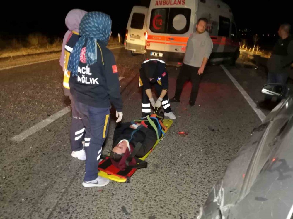Aksaray’da minibüs otomobile arkadan çarptı: 5 yaralı