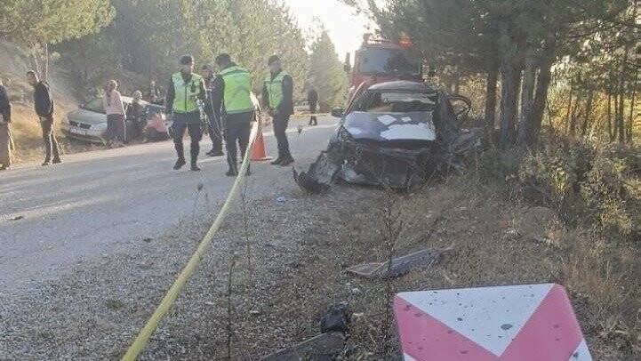 Kamyon ve otomobil kafa kafaya çarpıştı: 1 ölü, 3 yaralı