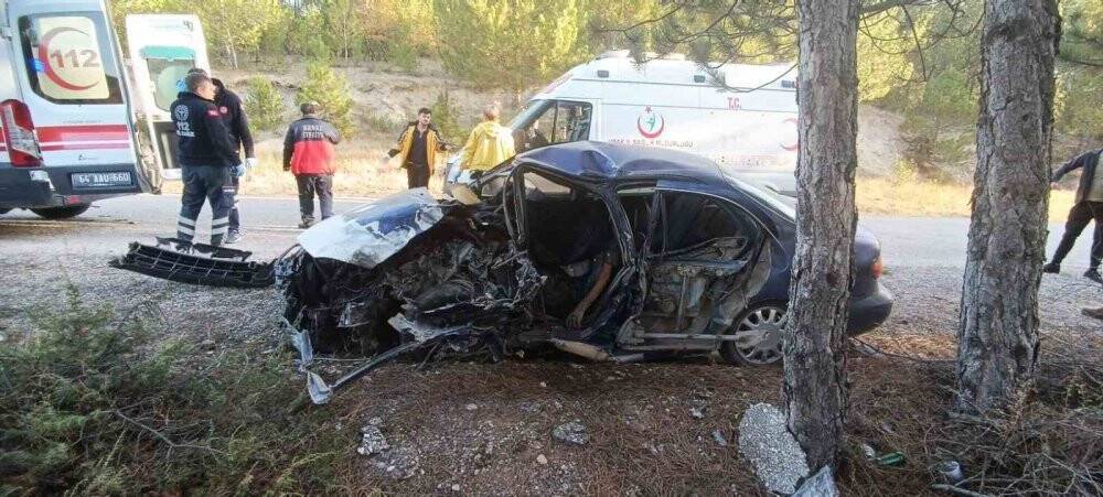 Kamyon ve otomobil kafa kafaya çarpıştı: 1 ölü, 3 yaralı