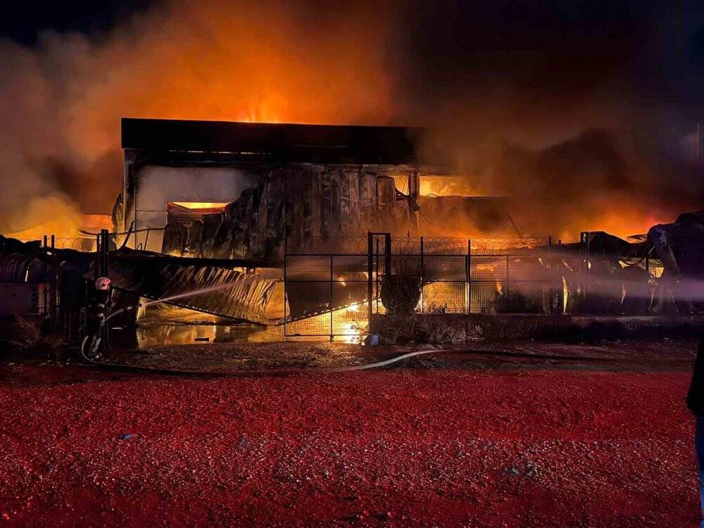 Manisa’da kauçuk fabrikasında yangın