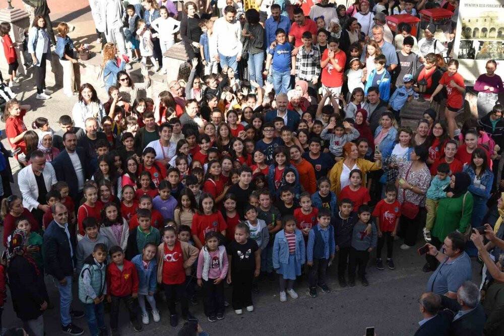 Menemen Belediyesi'nden her öğrenciye bin TL destek