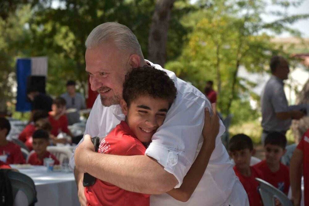 Menemen Belediyesi'nden her öğrenciye bin TL destek