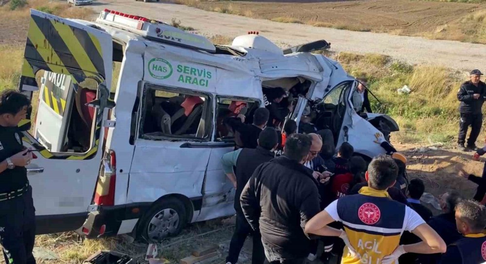 Aksaray'da kamyonet kırmızı ışık ihlali yaptı: 2 ölü, 19 yaralı