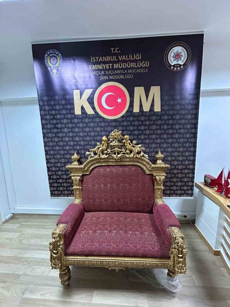 İstanbul'da altın varaklı ‘Saltanat Tahtı’ ele geçirildi