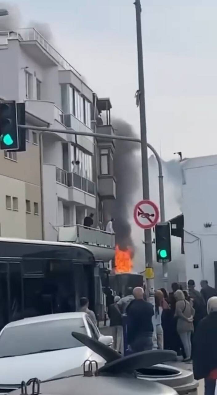 İETT otobüsü alevlere teslim oldu (VİDEOLU)