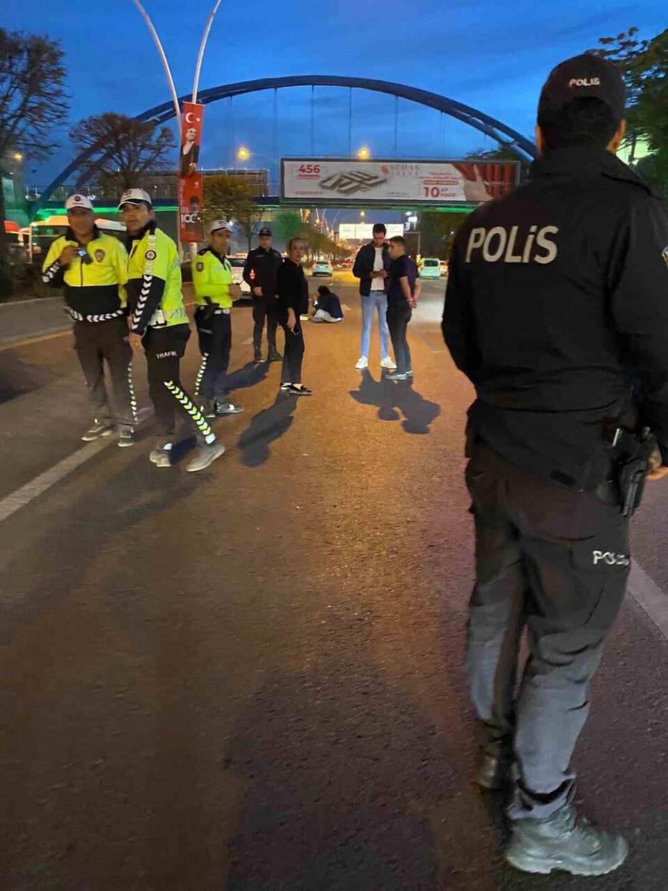 Yol ortasında oturdu: Polis ekipleri yardımına koştu