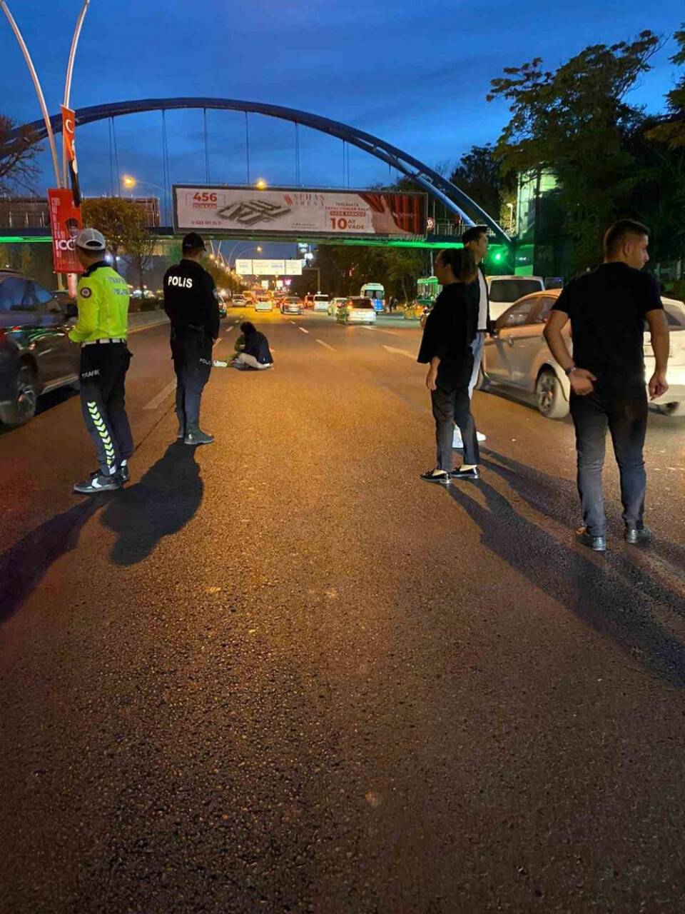 Yol ortasında oturdu: Polis ekipleri yardımına koştu