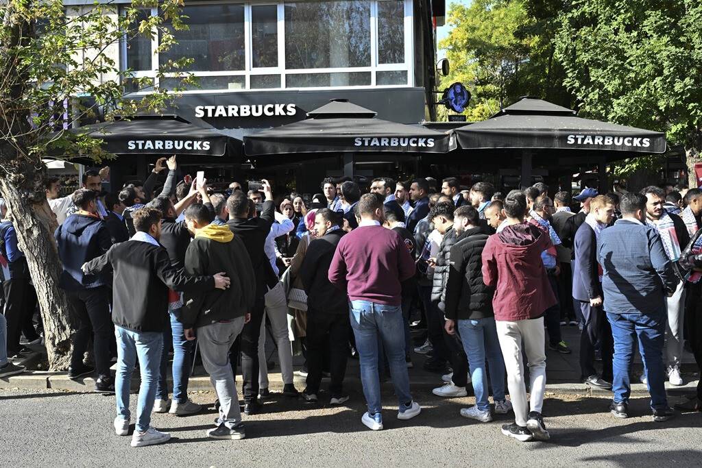 aa-20231027-32534448-32534446-ak-parti-genclik-kollarindan-turkiye-genelindeki-starbucks-subelerinde-protesto.jpg