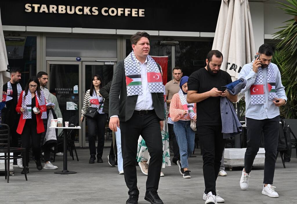 aa-20231027-32535425-32535421-ak-parti-genclik-kollarindan-turkiye-genelindeki-starbucks-subelerinde-protesto.jpg