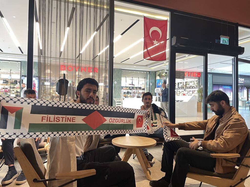 aa-20231027-32535837-32535835-ak-parti-genclik-kollarindan-turkiye-genelindeki-starbucks-subelerinde-protesto.jpg