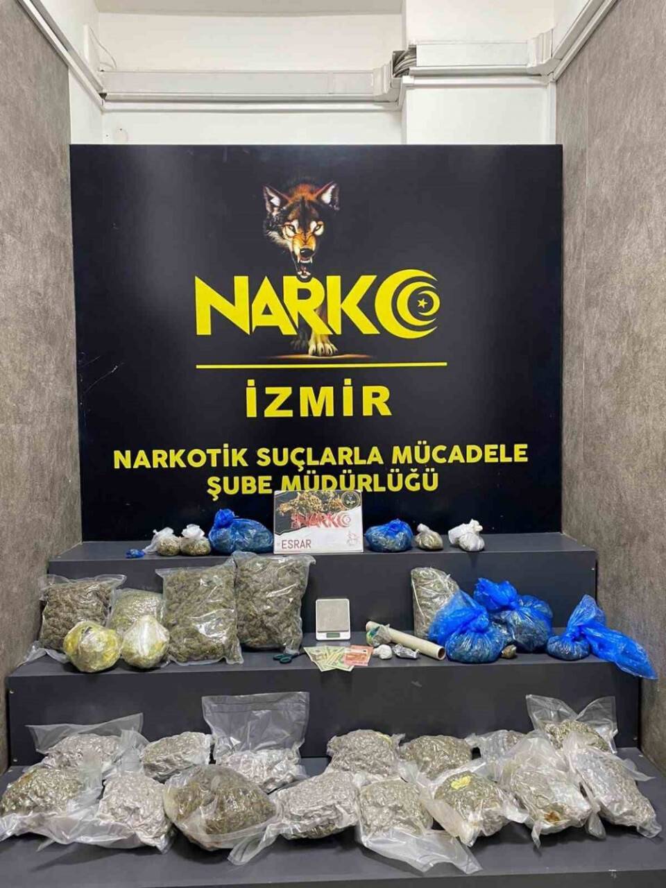 İzmir polisi 12 kilodan fazla esrar ele geçirdi