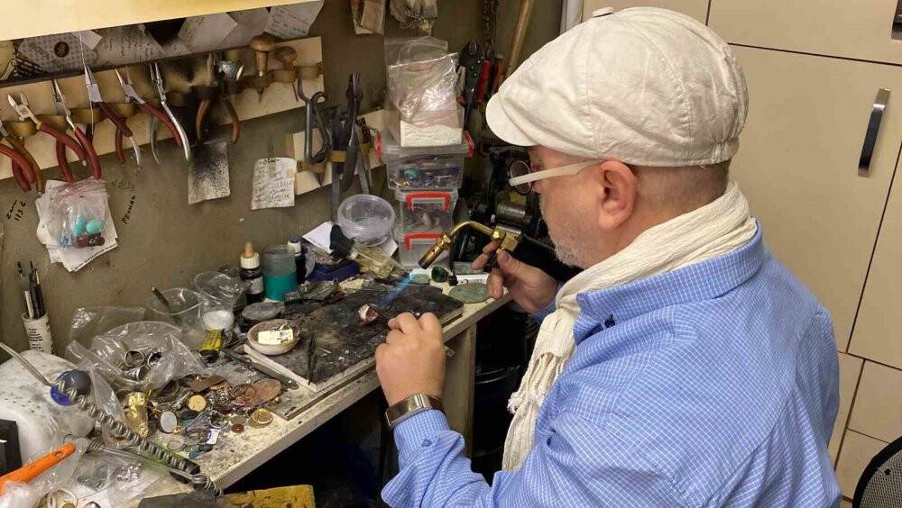 Konyalı tasarımcıdan MHP lideri Bahçeli'ye kurt başlı “100. yıl” yüzüğü