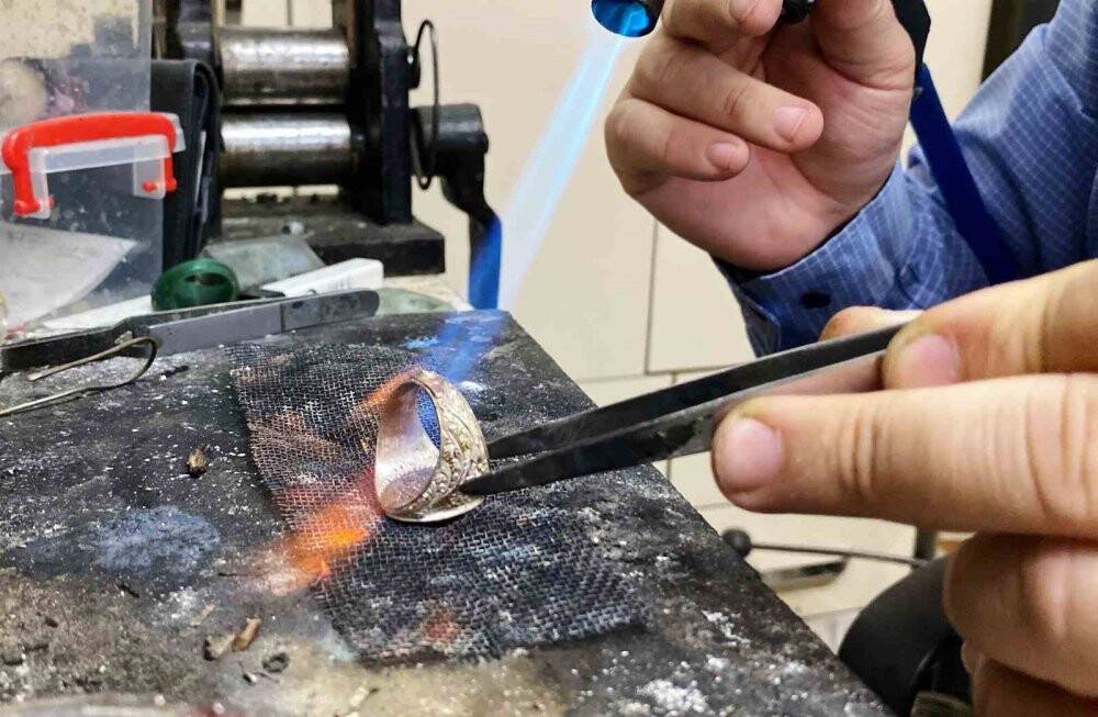 Konyalı tasarımcıdan MHP lideri Bahçeli'ye kurt başlı “100. yıl” yüzüğü