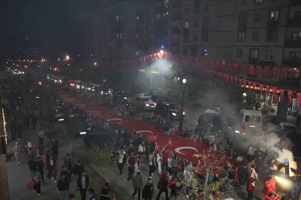 Binlerce Şırnaklı Türk bayraklarıyla yürüdü