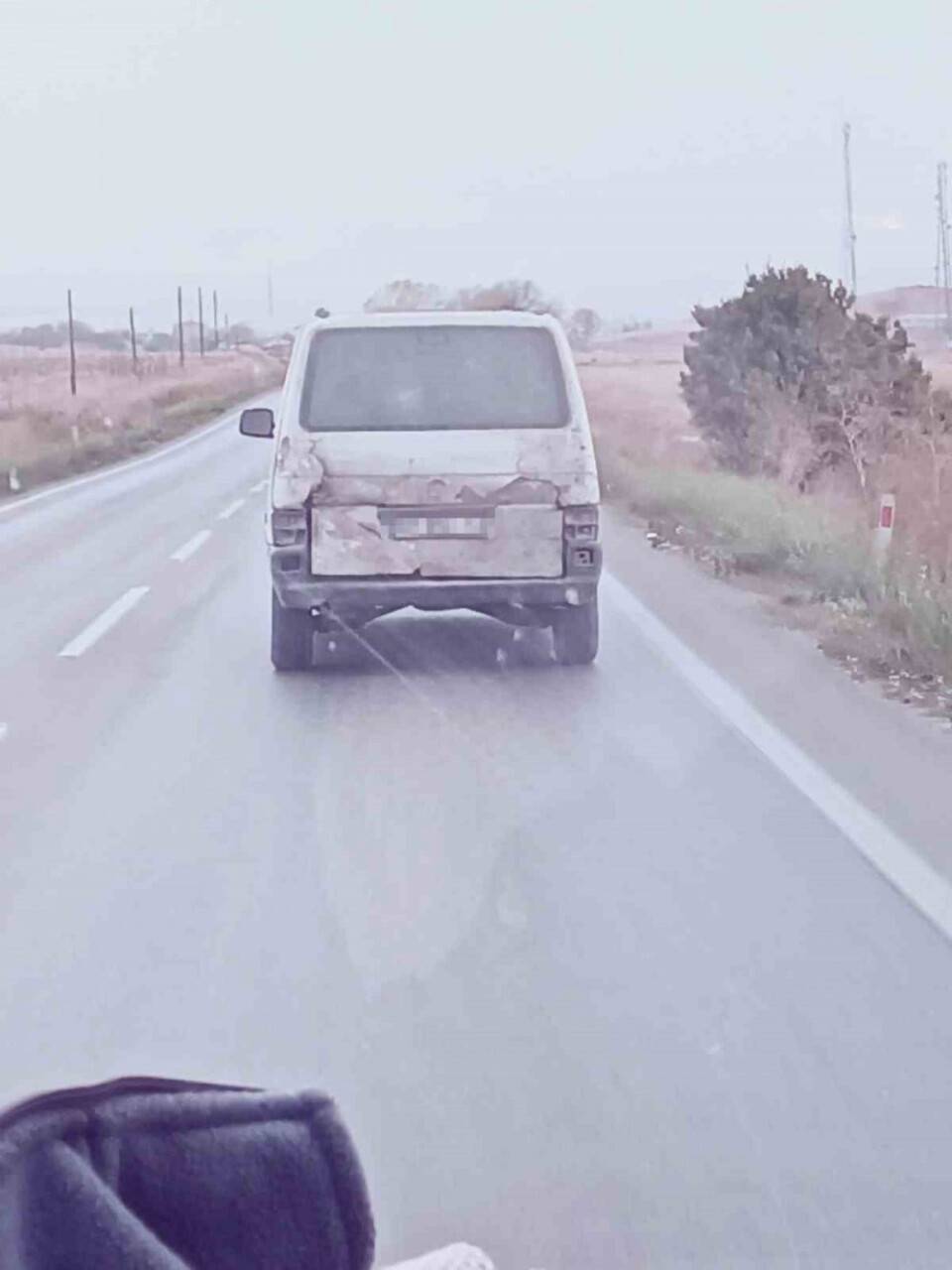 Arka lambaları kırık Konya plakalı minibüsün yolculuğu tepki çekti