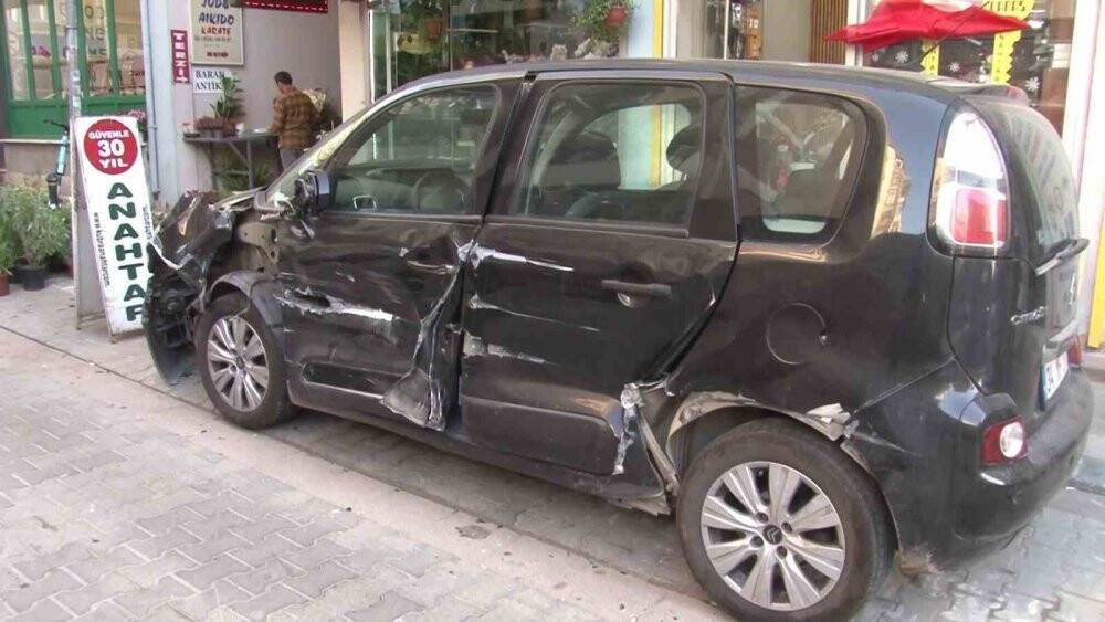 Dar sokakta onlarca aracı biçip kaçtı