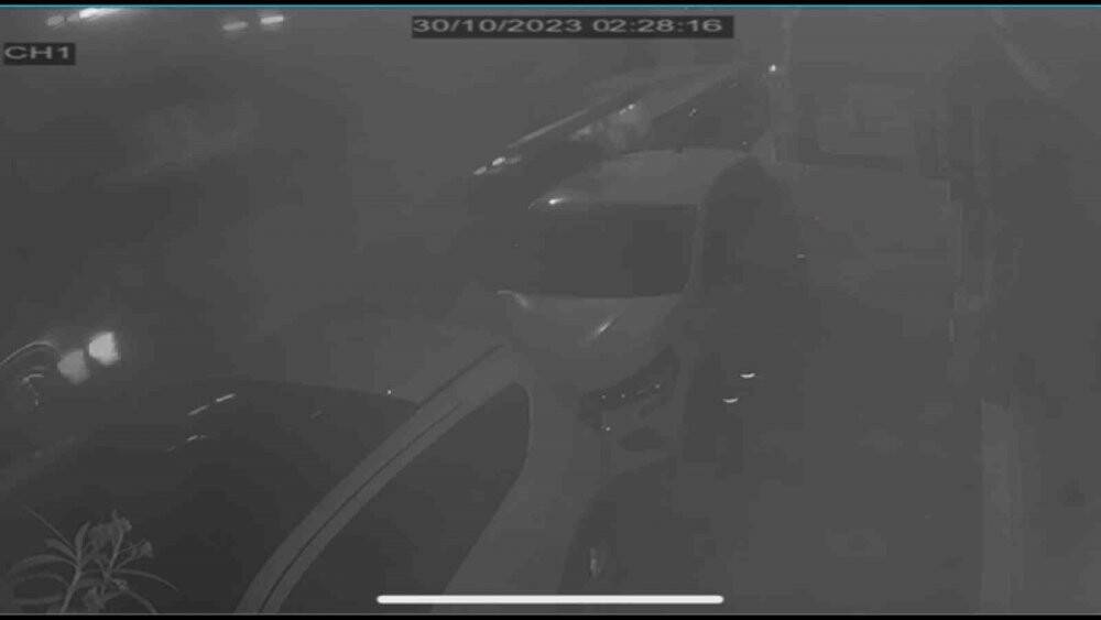 Dar sokakta onlarca aracı biçip kaçtı