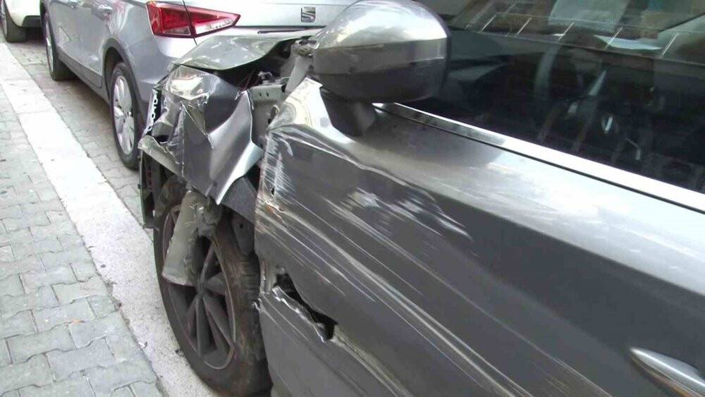 Dar sokakta onlarca aracı biçip kaçtı