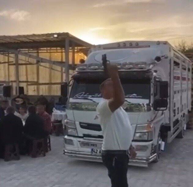 Konya'daki düğün magandaları şaşırttı: Biri ateş etti diğeri övgü yağdırdı