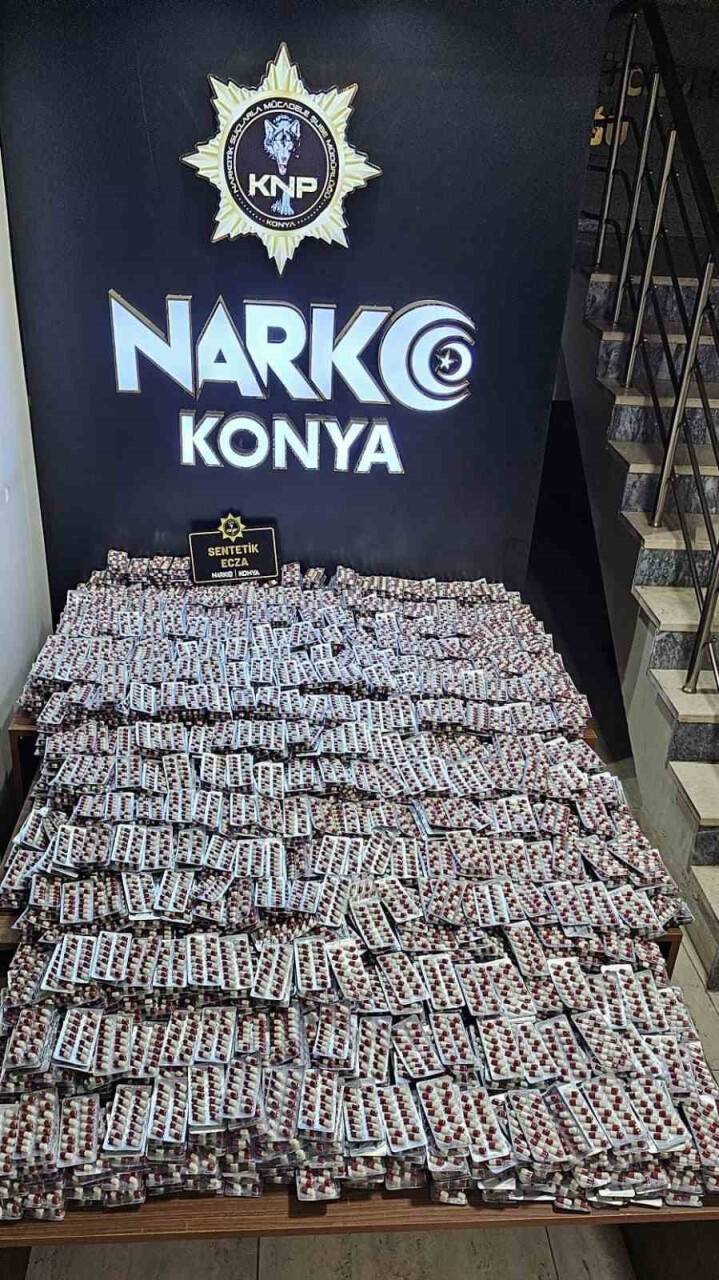 Konya'da 2 ayrı adrese baskın: Tuvaletten eroin, tırdan 55 bin uyuşturucu hap çıktı