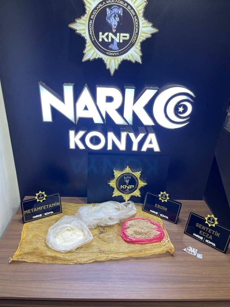 Konya'da 2 ayrı adrese baskın: Tuvaletten eroin, tırdan 55 bin uyuşturucu hap çıktı