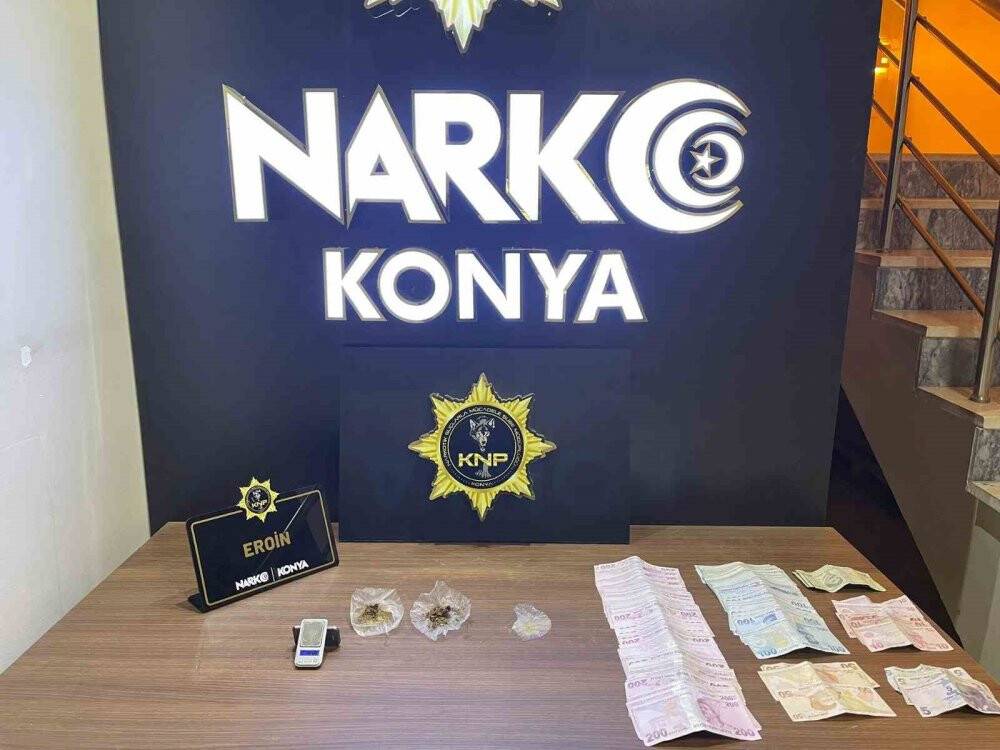 Konya'da 2 ayrı adrese baskın: Tuvaletten eroin, tırdan 55 bin uyuşturucu hap çıktı