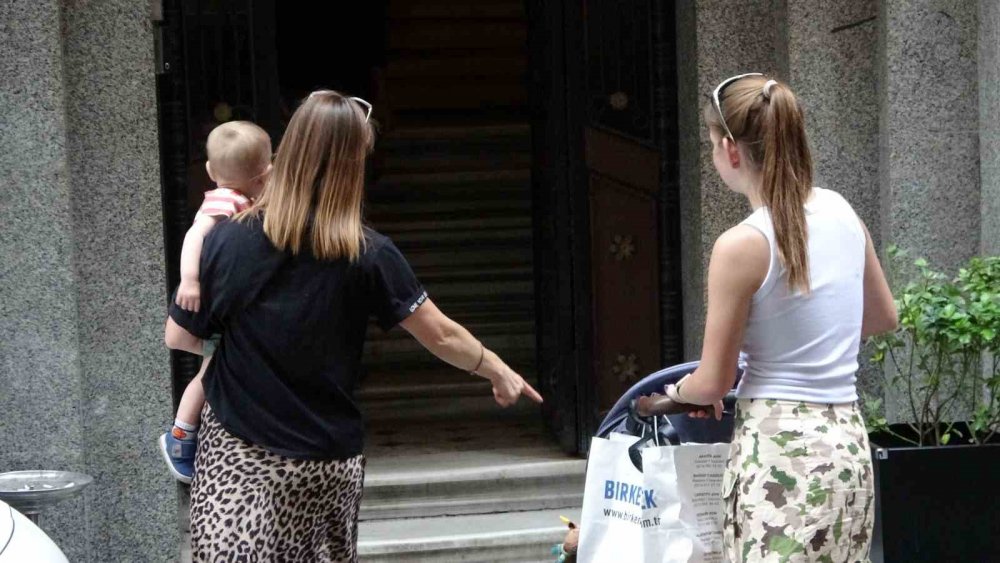 10 yaşındaki çocuk turistlerin çantasını çaldı: Cevabı şaşırttı