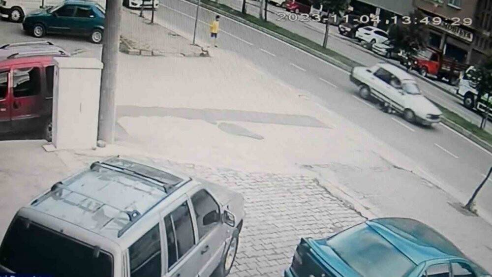 Arkadaşıyla oyun oynuyordu: Otomobilin altında metrelerce sürüklendi