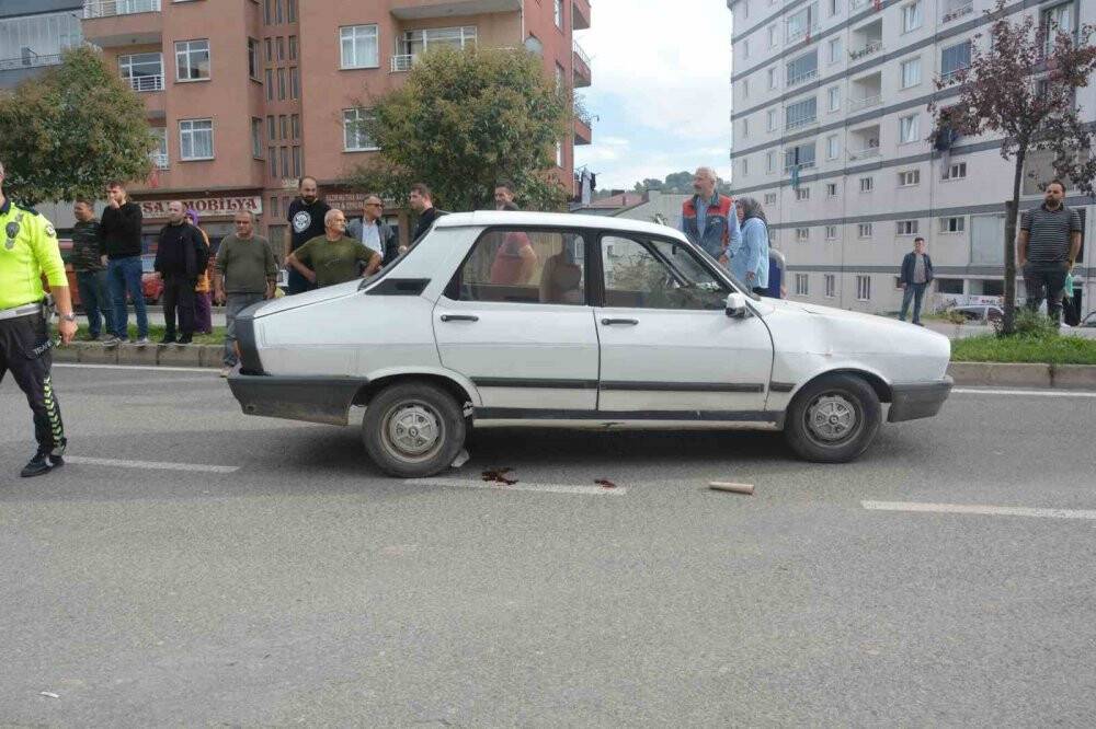 Arkadaşıyla oyun oynuyordu: Otomobilin altında metrelerce sürüklendi