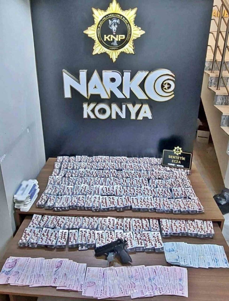 Konya Polisi'nden zehir tacirlerine 6 adreste operasyon: 11 gözaltı