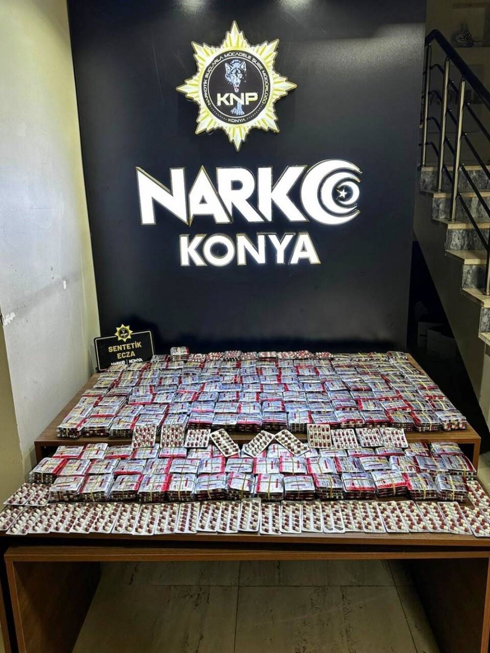 Konya Polisi'nden zehir tacirlerine 6 adreste operasyon: 11 gözaltı