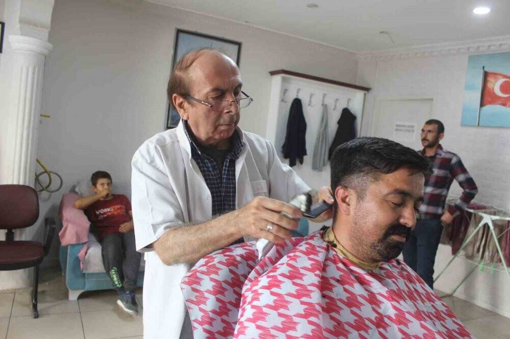 Yarım asırdır ilk günkü aşkla yapıyor: Konyalı berber genç meslektaşlarına azmiyle örnek oluyor