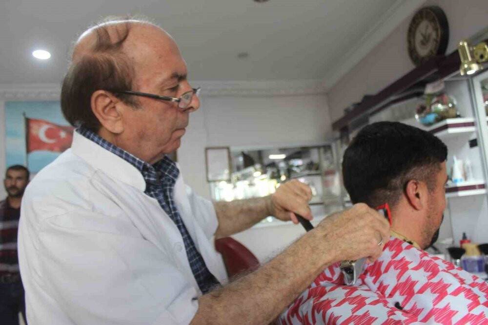 Yarım asırdır ilk günkü aşkla yapıyor: Konyalı berber genç meslektaşlarına azmiyle örnek oluyor