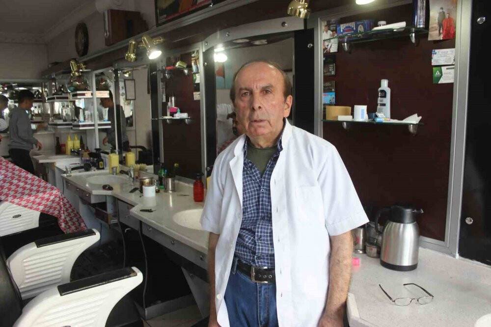 Yarım asırdır ilk günkü aşkla yapıyor: Konyalı berber genç meslektaşlarına azmiyle örnek oluyor