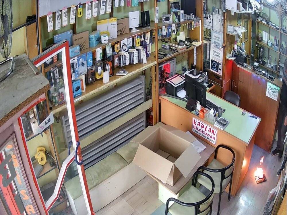 Tamire getirildi bataryası patladı: Alev topuna döndü! Konyalı teknik servisci kullanıcıları uyardı