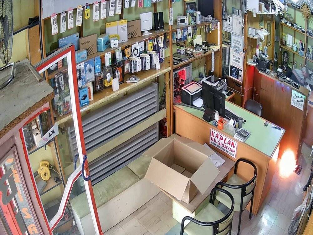 Tamire getirildi bataryası patladı: Alev topuna döndü! Konyalı teknik servisci kullanıcıları uyardı