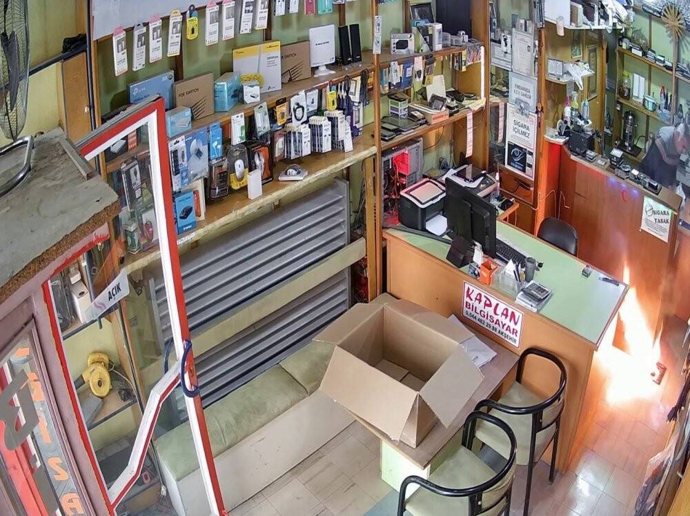 Tamire getirildi bataryası patladı: Alev topuna döndü! Konyalı teknik servisci kullanıcıları uyardı