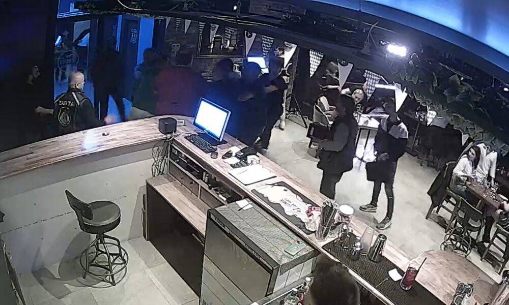 Alkollü gece kulübünde polis ve gazeteci darp edildi!