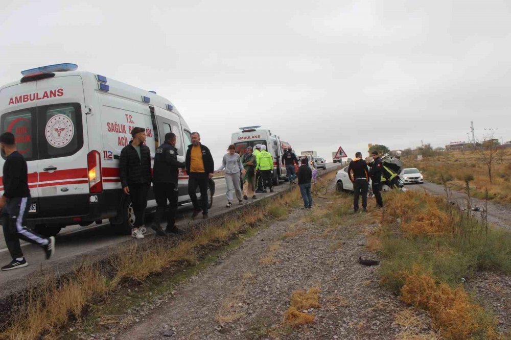 Karapınar'da otomobil kontrolden çıkarak takla attı: 5 yaralı