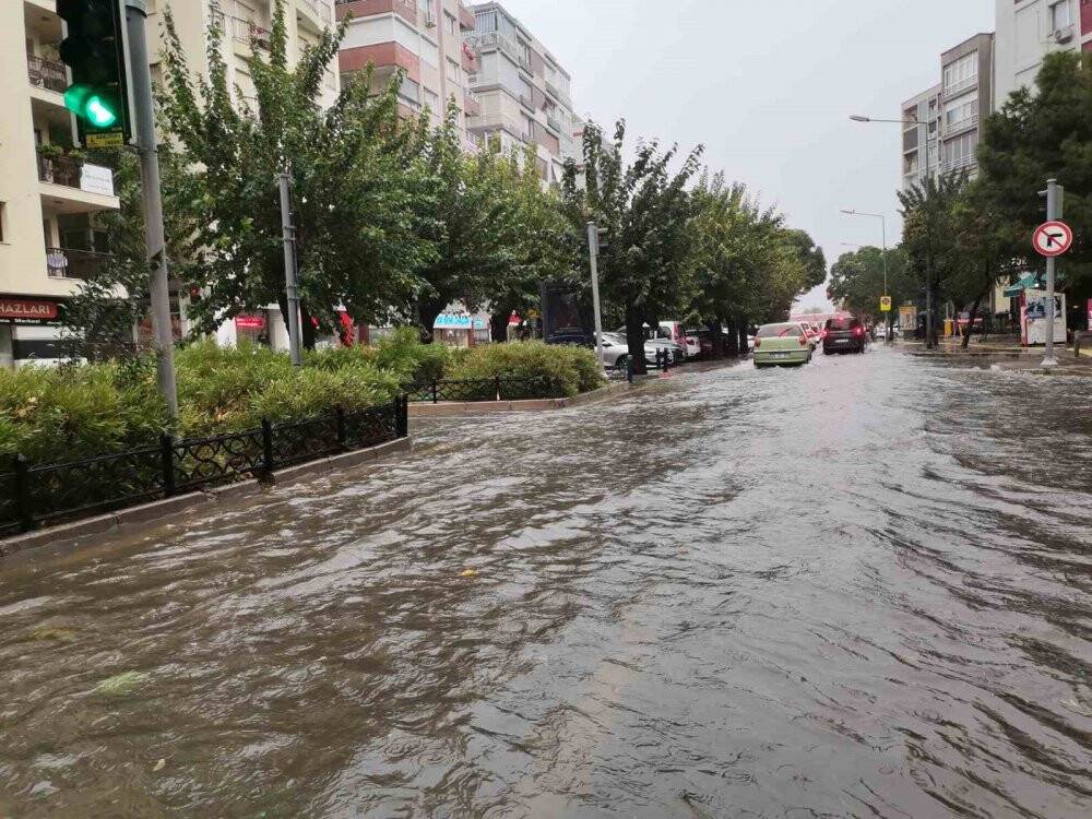 Yoğun yağış nedeniyle İzmir'in cadde ve sokakları sular altında kaldı