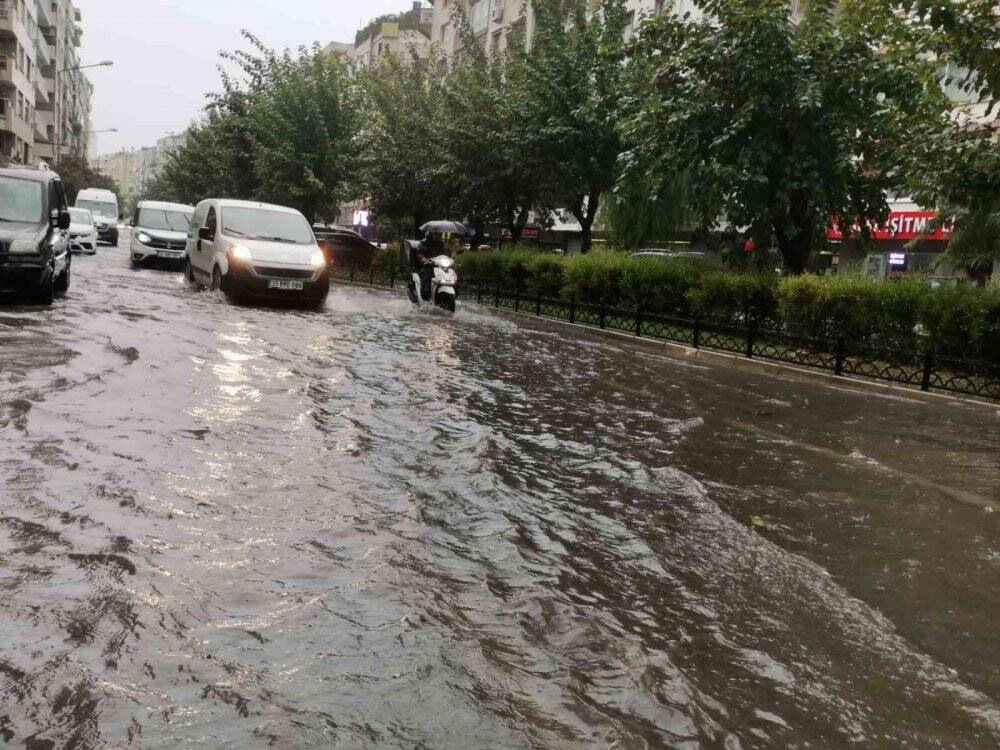 Yoğun yağış nedeniyle İzmir'in cadde ve sokakları sular altında kaldı