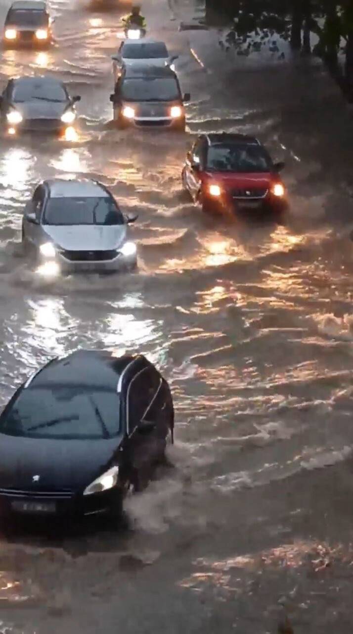 Yoğun yağış nedeniyle İzmir'in cadde ve sokakları sular altında kaldı