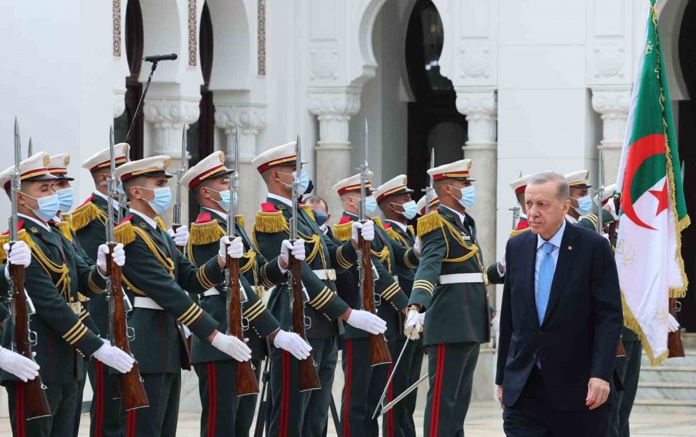 Erdoğan, Cezayir Cumhurbaşkanlığı Sarayı’nda Tebbun tarafından karşılandı