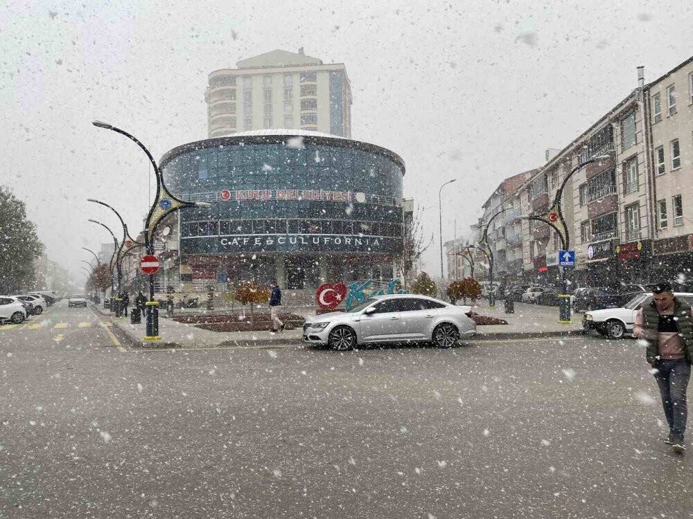 Mevsimin ilk karları Konya'nın ilçelerine düşmeye başladı