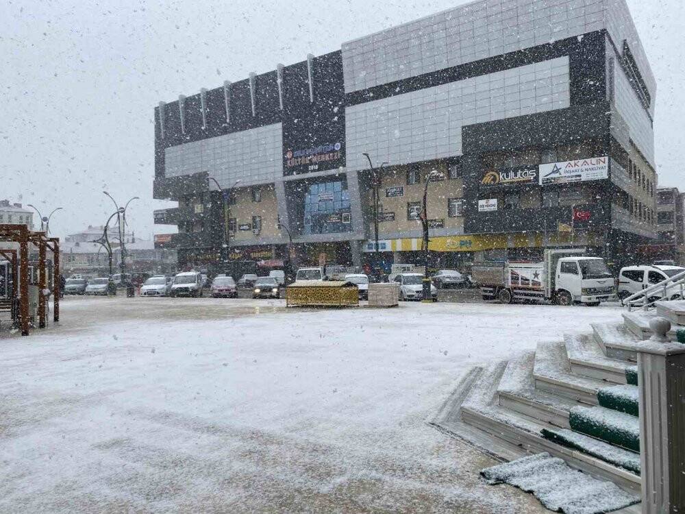 Mevsimin ilk karları Konya'nın ilçelerine düşmeye başladı