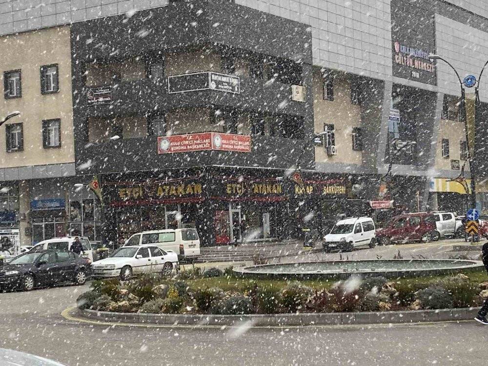 Mevsimin ilk karları Konya'nın ilçelerine düşmeye başladı