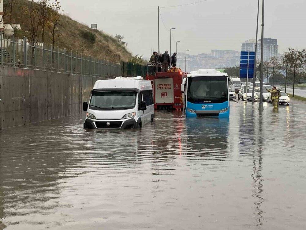 Küçükçekmece’de göle dönen yolda araçlarında mahsur kalan 38 kişi kurtarıldı